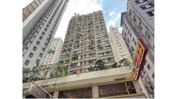 灣仔寶業大廈中層三房單位放售